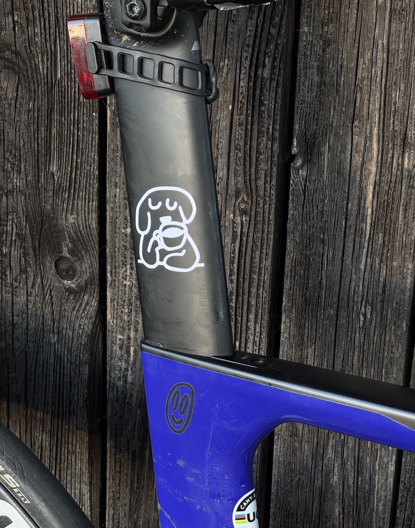 Schläfriger Hund mit Kaffeetasse, Fahrrad Sticker Vinyl, Müder Hund Design, Süßer Hundeaufkleber, Fahrrad-Deko - Handmade